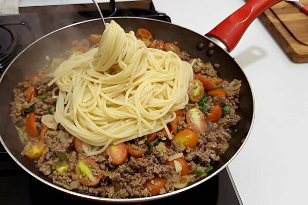 Macarrão na manteiga com carne moída e tomatinho uma delícia